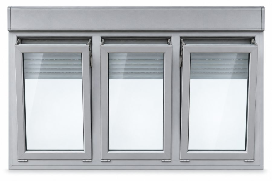Ventana de PVC abatible de tres hojas en gris plata RAL 9006 con vidrio mate satinado y con persiana motorizada por mando y app
